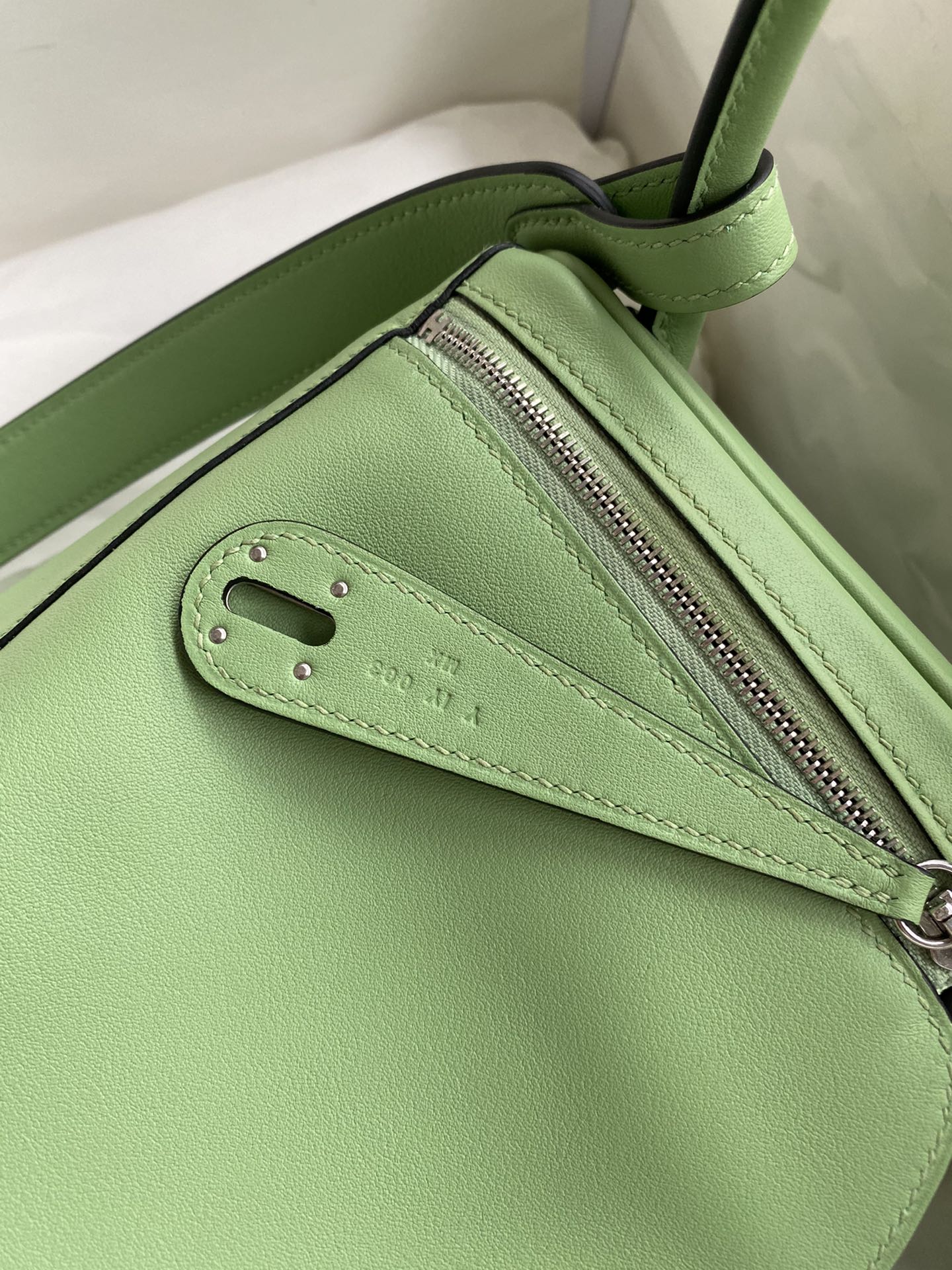 Hermes Lindy 26cm Handbag Shoulder Bag In Green Kiwi Swift Leather